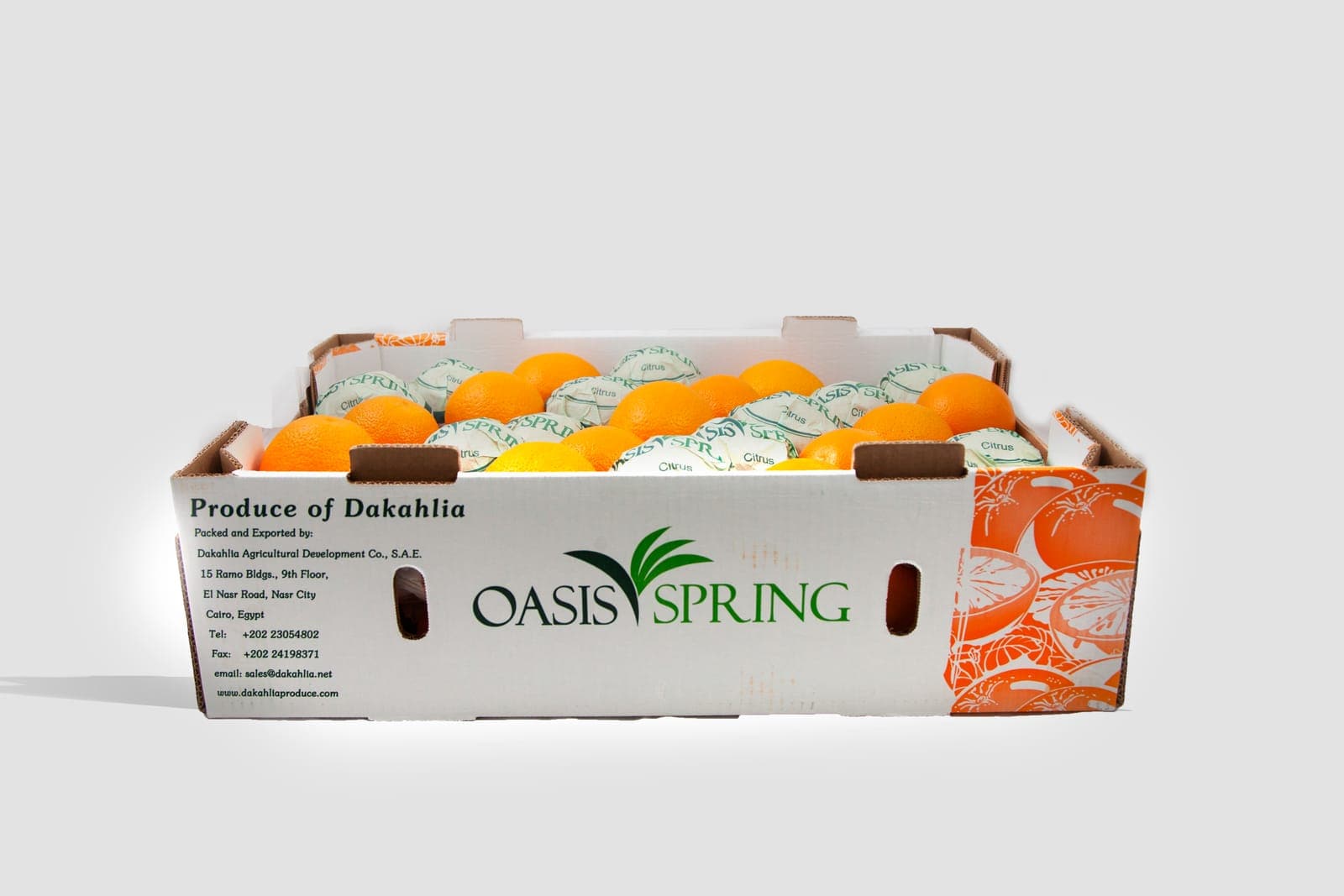 برتقال فالنسيا في كرتونة مفتوحة بعلامة Oasis Spring